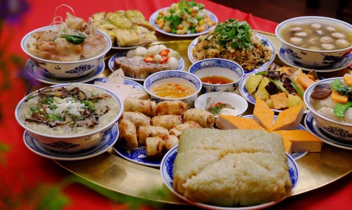 Vietnam Neujahr Traditionell: verschiedene Gerichte auf Tablet