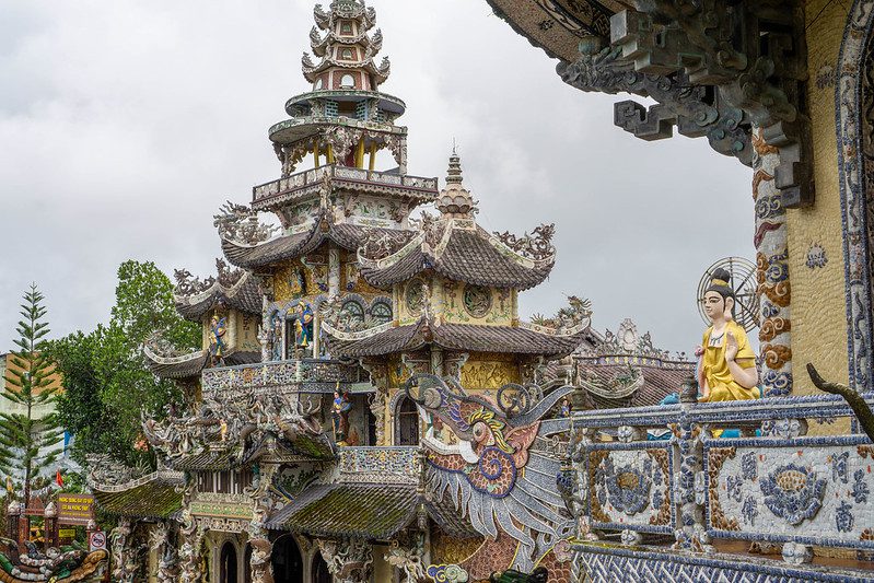 Drachenhalle der Linh Phuoc Pagode mit vielen Gravuren und Statuen in Da Lat Vietnam 